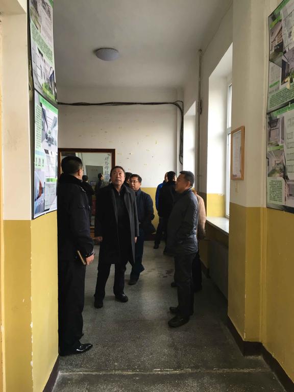 靳国庆检查西校区楼舍安全(摄影:丁一)