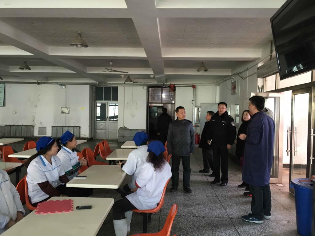 靳国庆听取饮食中心工作人员汇报食品安全工作(摄影:丁一)