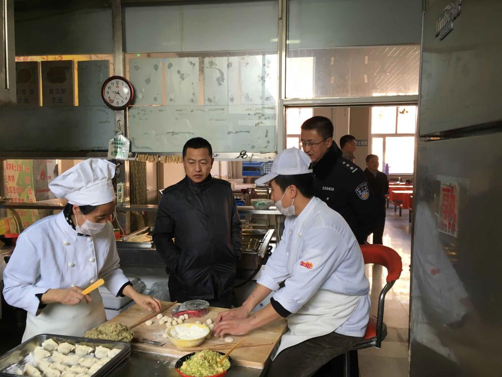 靳国庆深入到食堂工作间调研(摄影:丁一) 靳国庆深入到食堂工作间调研(摄影:丁一)