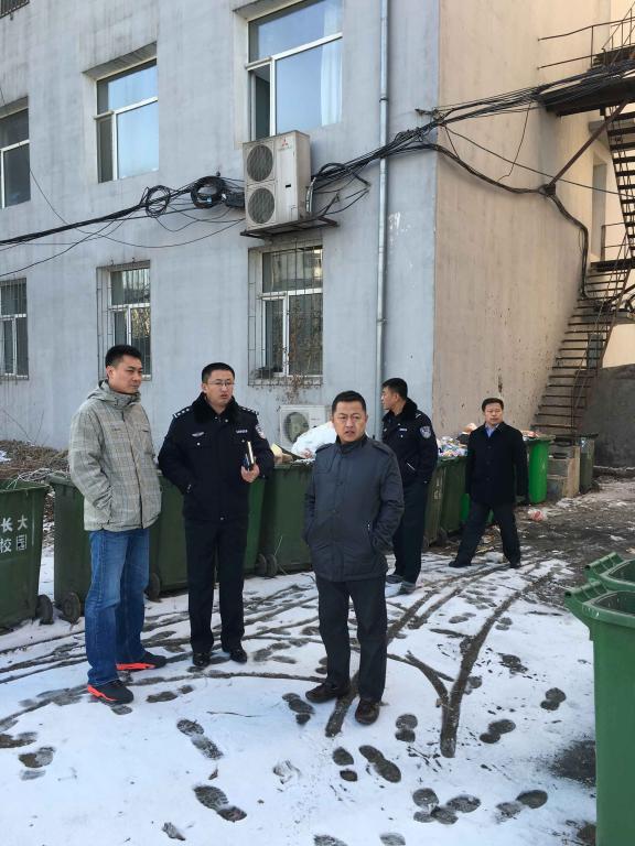 靳国庆检查垃圾存放点的安全防火工作(摄影:丁一)